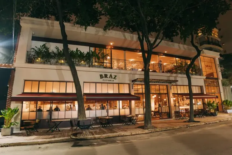Fachada iluminada da Braz Pizzaria nos Jardins