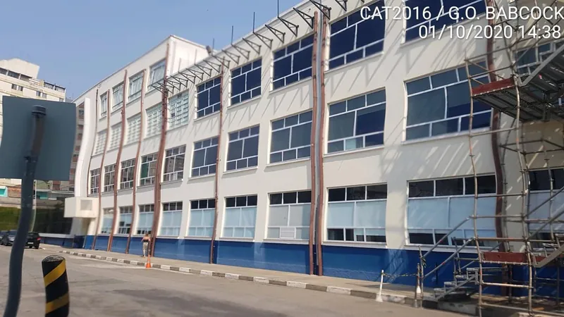 Fachada do centro administrativo do Itaú no Tatuapé durante as intervenções na cobertura