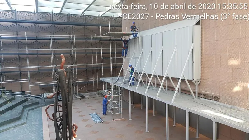 Andaimes montados no átrio do Centro Empresarial Itaú durante o retrofit de revestimentos