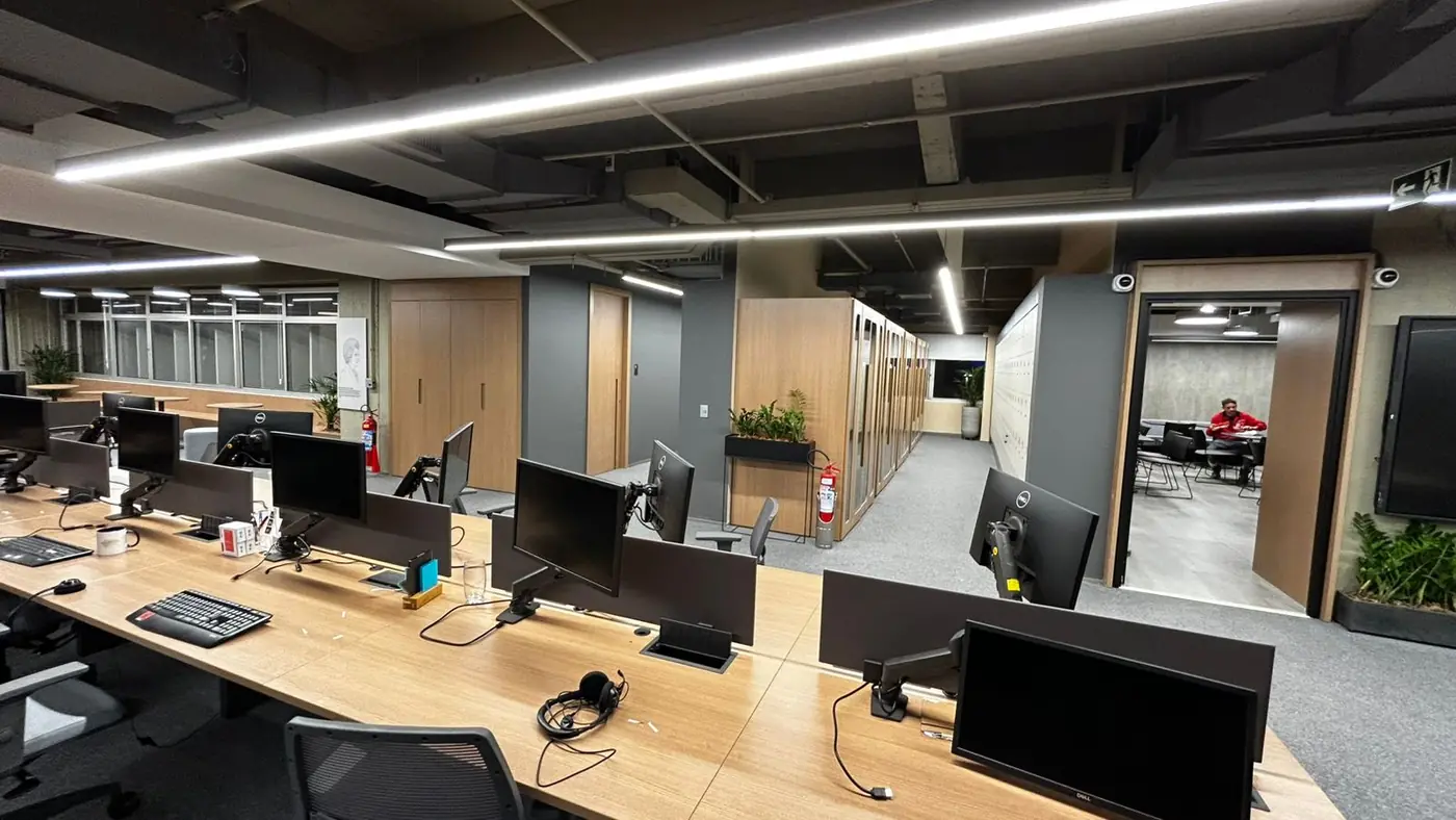 Ambiente corporativo modernizado, com novos acabamentos e instalações